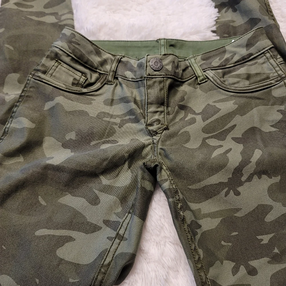 Flip Side Reversible Camo on one side Solid Green on the other. W 30 R 7 L 29 - Picture 5 of 9